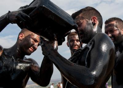 جشنواره کاسکاموراس (Cascamorras): نبردی رنگین برای ایمانی مشترک در قلب اندلس جشنواره کاسکاموراس (Cascamorras): نبردی رنگین برای ایمانی مشترک در قلب اندلس